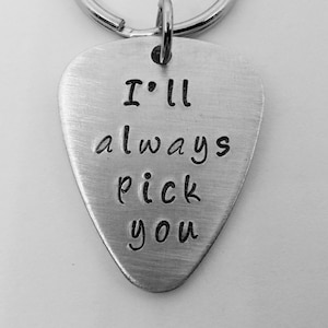 Puede incluir: Llavero de guitarra de metal plateado con el texto "I'll always pick you" grabado.