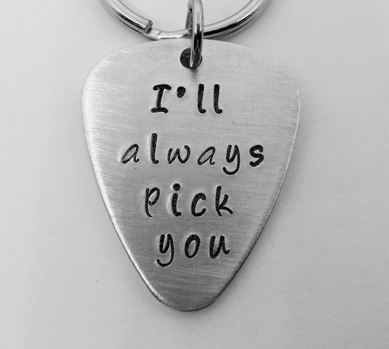 Puede incluir: Llavero de guitarra de metal plateado con el texto "I'll always pick you" grabado.