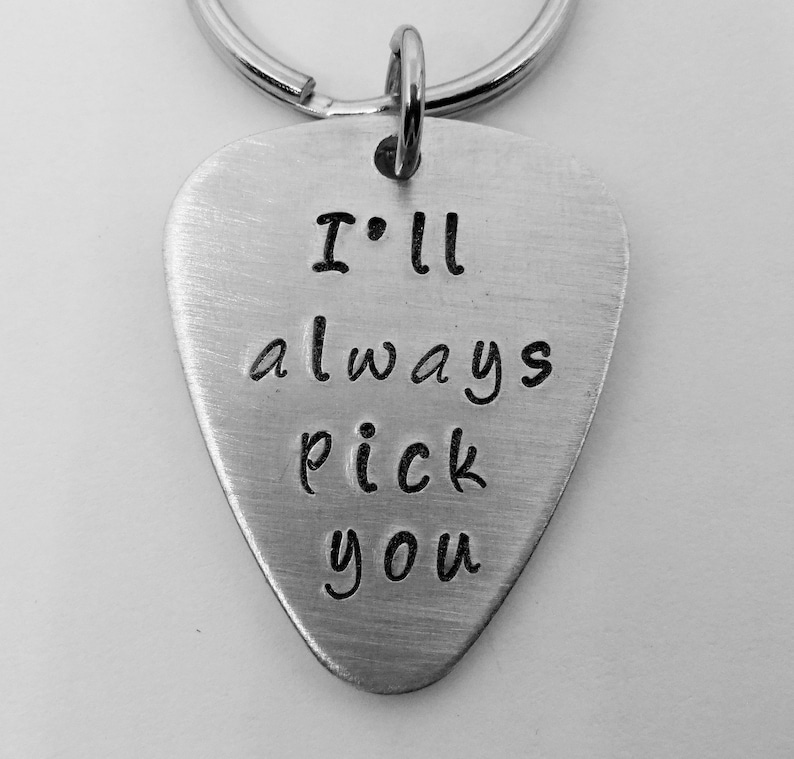 Puede incluir: Llavero de guitarra de metal plateado con el texto "I'll always pick you" grabado.