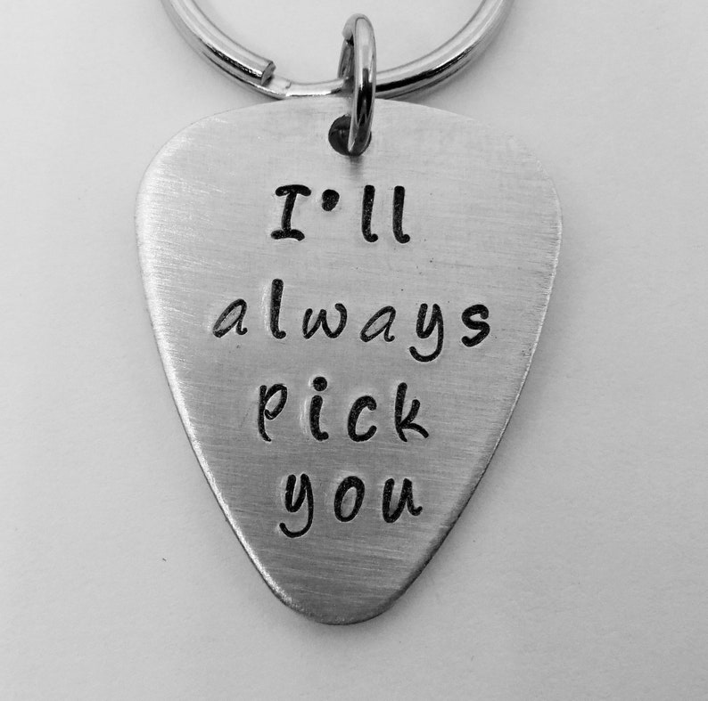 Puede incluir: Llavero de guitarra de plata con el texto "I'll always pick you" grabado.