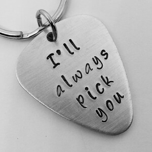 Puede incluir: Llavero de guitarra de metal plateado con el texto "I'll always pick you".