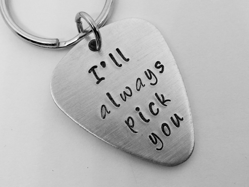 Puede incluir: Llavero de guitarra de metal plateado con el texto "I'll always pick you".