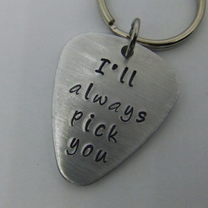 Puede incluir: Llavero de guitarra de metal plateado con el texto "I'll always pick you" grabado.