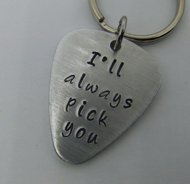 Puede incluir: Llavero de guitarra de metal plateado con el texto "I'll always pick you" grabado.