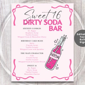 Könnte beinhalten: Rosa Sweet 16 Dirty Soda Bar Schild mit einer Sodaflaschen-Illustration. Das Schild enthält eine Liste von Soda-Kombinationen, wie Sixteen Candles und Birthday Cake Bliss. Das Schild ist 20,3 x 25,4 cm groß.