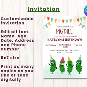 K&ouml;nnte beinhalten: Eine anpassbare Geburtstagseinladung mit einer Cartoon-Illustration von drei gr&uuml;nen Gurken, die Partyh&uuml;te tragen. Der Text lautet "Turning seven is a Big Dill!" und "Katelyn's Birthday!" mit Details zur Veranstaltung, einschlie&szlig;lich Datum, Uhrzeit und RSVP-Informationen.