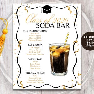 K&ouml;nnte beinhalten: Ein Schild zum Thema Abschlussfeier mit dem Text "Class of 2026 SODA BAR" in goldener Schrift. Das Schild zeigt eine Aquarellillustration eines Sodagetr&auml;nks mit Strohhalm und eine Liste von Soda-Bar-Rezepten. Das Schild ist 20,3 x 25,4 cm gro&szlig;.