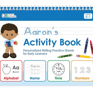 Pode incluir: Um livro de atividades azul e branco com o t&iacute;tulo "Aairoin's Activity Book" e uma ilustra&ccedil;&atilde;o de desenho animado de um menino. O livro &eacute; projetado para os primeiros aprendizes e inclui folhas de pr&aacute;tica para o alfabeto, o nome, a hora e os n&uacute;meros.