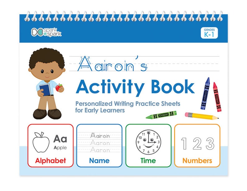 Pode incluir: Um livro de atividades azul e branco com o t&iacute;tulo "Aairoin's Activity Book" e uma ilustra&ccedil;&atilde;o de desenho animado de um menino. O livro &eacute; projetado para os primeiros aprendizes e inclui folhas de pr&aacute;tica para o alfabeto, o nome, a hora e os n&uacute;meros.
