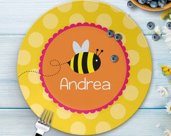 Vlieg, kleine bij | Gepersonaliseerd kinderbord met naam | Plastic kinderbord op maat | Kinderservies.