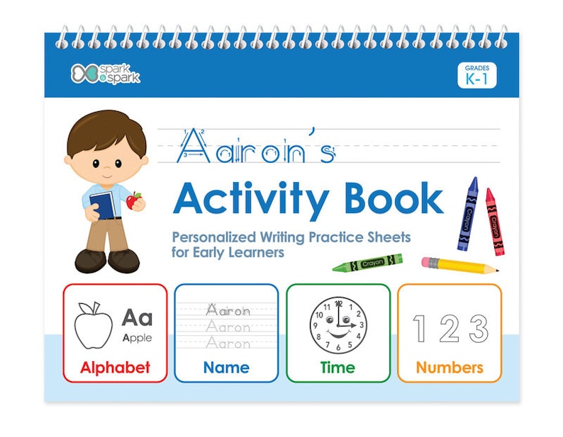 Pode incluir: Um livro de atividades azul e branco com um menino de desenho animado segurando um livro e uma ma&ccedil;&atilde;. O livro &eacute; intitulado "Aairoin's Activity Book" e tem o subt&iacute;tulo "Personalized Writing Practice Sheets for Early Learners". O livro tem quatro se&ccedil;&otilde;es: Alfabeto, Nome, Tempo e N&uacute;meros. Cada se&ccedil;&atilde;o tem uma imagem e um t&iacute;tulo. O livro &eacute; para as s&eacute;ries K-1.