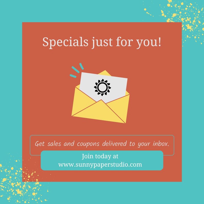 Peut inclure: Fond orange avec le texte "Specials just for you!". Une enveloppe jaune avec une carte blanche repr&eacute;sentant un soleil est au centre. En dessous, un encadr&eacute; turquoise indique "Get sales and coupons delivered to your inbox. Join today at www.sunnypaperstudio.com."