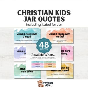 Op de afbeelding: Een set Christian Kids Jar Quotes kaarten met aquarel achtergronden. De kaarten bevatten inspirerende boodschappen zoals "Jezus is dichtbij als ik verdrietig ben" en "Jezus is ook blij met mij!" Inclusief een label voor de pot en 48 kaarten.