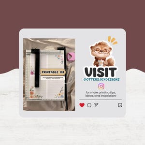Puede incluir: Una guillotina con un mango negro y una superficie blanca con dise&ntilde;os florales. El texto "PRINTABLE 101" es visible. Tambi&eacute;n hay una ilustraci&oacute;n de una nutria con gafas y una taza de caf&eacute;, junto con el texto "VISIT @OTTERSJOYDESIGNS".