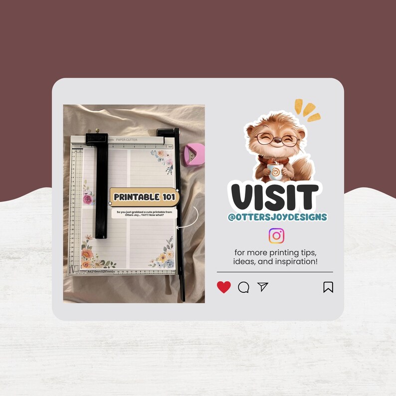 Puede incluir: Una guillotina con un mango negro y una superficie blanca con dise&ntilde;os florales. El texto "PRINTABLE 101" es visible. Tambi&eacute;n hay una ilustraci&oacute;n de una nutria con gafas y una taza de caf&eacute;, junto con el texto "VISIT @OTTERSJOYDESIGNS".