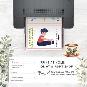 Puede incluir: Una impresora imprimiendo una tarjeta rosa y blanca con una ilustraci&oacute;n de dibujos animados de una persona estir&aacute;ndose. La tarjeta tiene el texto "Incl&iacute;nate hacia adelante, deja que los brazos cuelguen" y "mant&eacute;n durante 5 segundos y repite". La imagen tambi&eacute;n incluye una taza de caf&eacute; y el texto "Imprime en casa o en una imprenta".