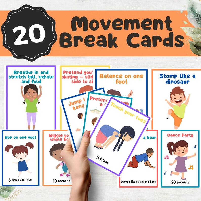 Puede incluir: Un conjunto de 20 tarjetas de pausa de movimiento con ilustraciones de ni&ntilde;os realizando varios ejercicios. Las tarjetas incluyen instrucciones como "Respira y est&iacute;rate" y "Pisa como un dinosaurio". Las tarjetas se sostienen en una mano.