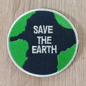 Puede incluir: Parche redondo con un diseño de la Tierra azul oscuro, continentes verdes y un borde blanco. El texto "SAVE THE EARTH" está bordado en blanco. Adecuado para ropa o bolsos.
