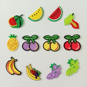 Puede incluir: Un conjunto de parches bordados con frutas, incluyendo sandía, cerezas, uvas, plátanos y piña. Los parches presentan colores brillantes y costuras detalladas, perfectos para añadir un toque divertido a la ropa o accesorios.