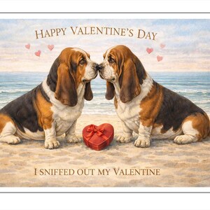 Puede incluir: Una tarjeta de felicitación con dos perros Basset Hound sentados frente a frente en una playa de arena. Entre ellos hay una caja roja en forma de corazón. El texto dice HAPPY VALENTINE'S DAY y I SNIFFED OUT MY VALENTINE con corazones rojos.