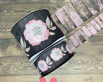 Peut inclure: Deux rouleaux de ruban noir et rose avec un motif floral et bois. Le ruban mesure 2,5 pouces de large.