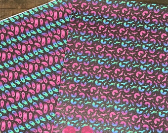Peut inclure: Deux feuilles de tissu à motifs avec un dégradé de rose, bleu et vert. Une feuille présente un motif répétitif de fantômes, et l'autre feuille présente un motif répétitif de chauves-souris.
