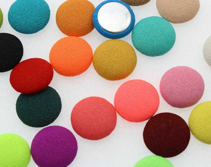 Making pictures out of buttons. Пуговицы обтянутые тканью розовые. Button sewn on fabric. Пуговицы в горошек. Пуговица обтянутая тканью.