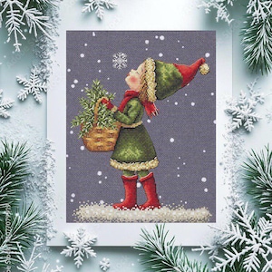 Puede incluir: Imagen de punto de cruz de un niño con un atuendo verde, botas rojas y un sombrero, sosteniendo una cesta de vegetación. El niño mira hacia arriba la caída de los copos de nieve. El fondo es gris apagado con copos de nieve blancos.