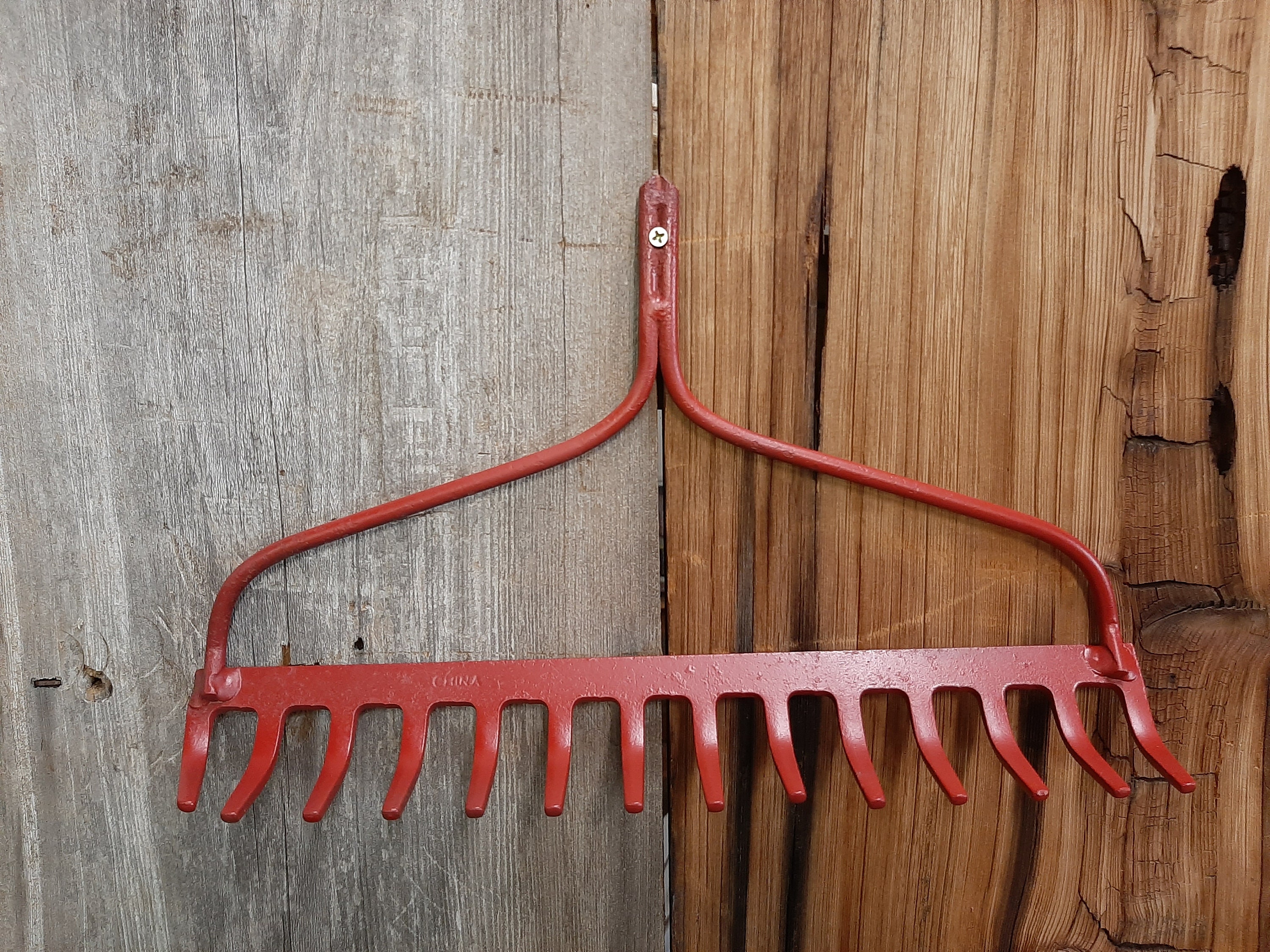 râteau recyclé - vieux râteau rouge porte-verre à vin-porte-bijoux-porte-clés-porte-laisse de chien-ancien remis neuf-crochet mural