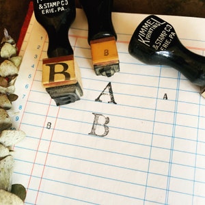 Sellos de goma con letras antiguas de la A a la E (dos tamaños), sellos de clasificación y monogramas para manualidades y exhibición, sellos antiguos con mango de madera