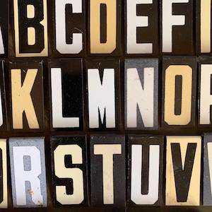 Letras de sinal Unitype vintage preto e branco de 1 1/2”, alfabeto e números de boletim de igreja de metal, letras para decoração de casa de fazenda