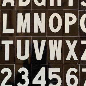 Lettere e numeri in alluminio vintage, insegne in bianco e nero, decorazioni industriali e targhe con nomi