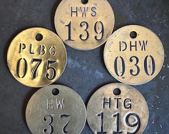 5 etiquetas de números vintage de latón: surtido aleatorio, llaveros industriales únicos, etiquetas para herramientas, dijes steampunk para joyería y accesorios.