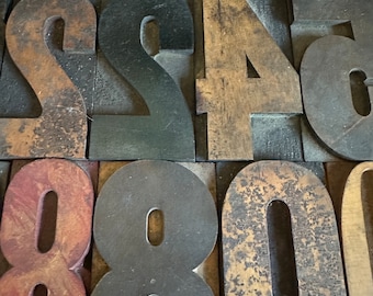 Números grandes de 3 5/16 pulgadas impresos en madera vintage, tipografía vintage con serifa y sans serif, regalo de cumpleaños en madera.