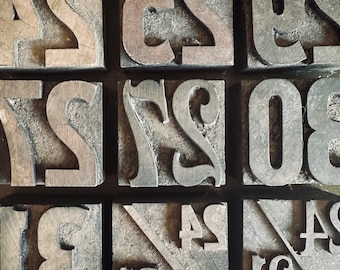 Calendario vintage con números impresos, tipografía de madera vintage de dos dígitos, fuente vintage con serifas y sans serif, regalo de aniversario de madera.