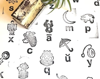 Sellos con imágenes fonéticas del alfabeto A-Z vintage. Elige tus sellos: mono, manzana, bola, vaca, perro, huevo, águila, pez, niña, casa, iglú, helado, llave, hoja.
