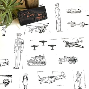 Puede incluir: Una colección de sellos de goma en blanco y negro con varias imágenes de temática militar, incluyendo soldados, aviones, tanques y camiones.