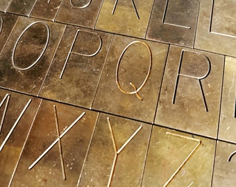 Letras y números grabados en latón vintage, letras de latón de 2 1/4 pulgadas, números y decoración únicos para mesas de boda.