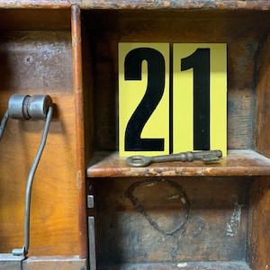 Letrero vintage de aluminio de 8,9 cm con números y letras en negro y amarillo, decoración industrial de estilo rústico.
