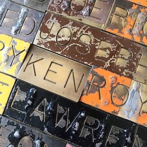 Pequeños letreros con nombres antiguos, placa de latón grabada para arte o decoración únicos, nombres de niños