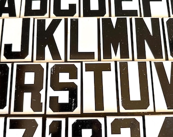 Letrero vintage de metal de 6,35 cm, negro sobre blanco, con letras, números y símbolos, estilo industrial de granja, para tablón de anuncios de iglesia.