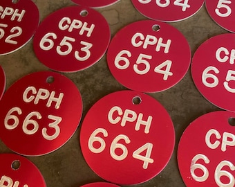 Etiquetas numeradas industriales vintage de metal rojo de 5 cm de diámetro, etiqueta CPH grabada en plata, etiquetas de aluminio únicas para contenedores y cajas