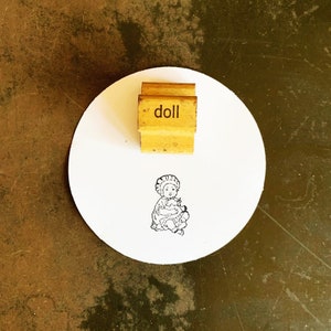 Pequeño sello de goma vintage para muñeca en el capó. Materiales para manualidades y bricolaje. Regalo para coleccionistas de muñecas.