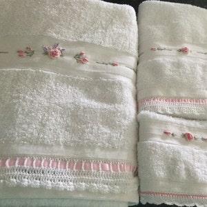 Set aus bestickten weißen Deluxe-Badetüchern, Gesichtsreinigern und Handtüchern mit gehäkeltem Rand