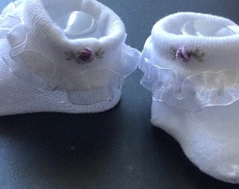 Frilly baby socks with mauve embroidery