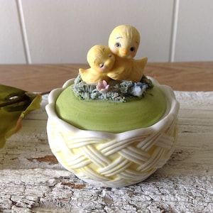 Vintage Small Ducks, Duckies Trinket Box, Covered Porcelain Cachepot, Mom, Baby Yellow Ducks Lidded Jewelry, Ring, Trinket Dish