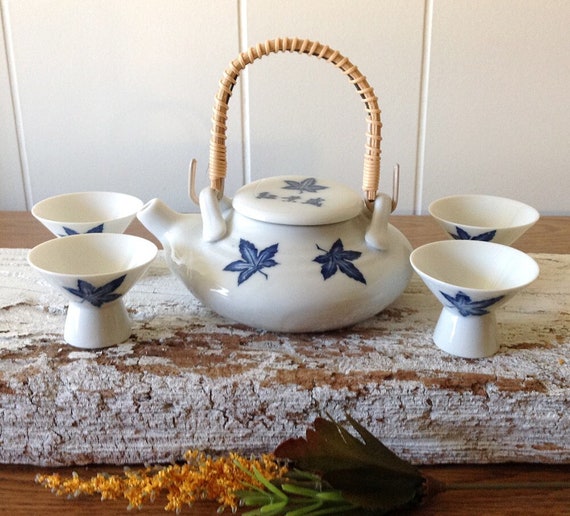 Vintage Japanese Small Teapot, Hot Saki, Sake Kettle, 4 Cups, White, Blue  Leaves, Asian Characters, Fine Porcelain Little Kettle Set, Japan 