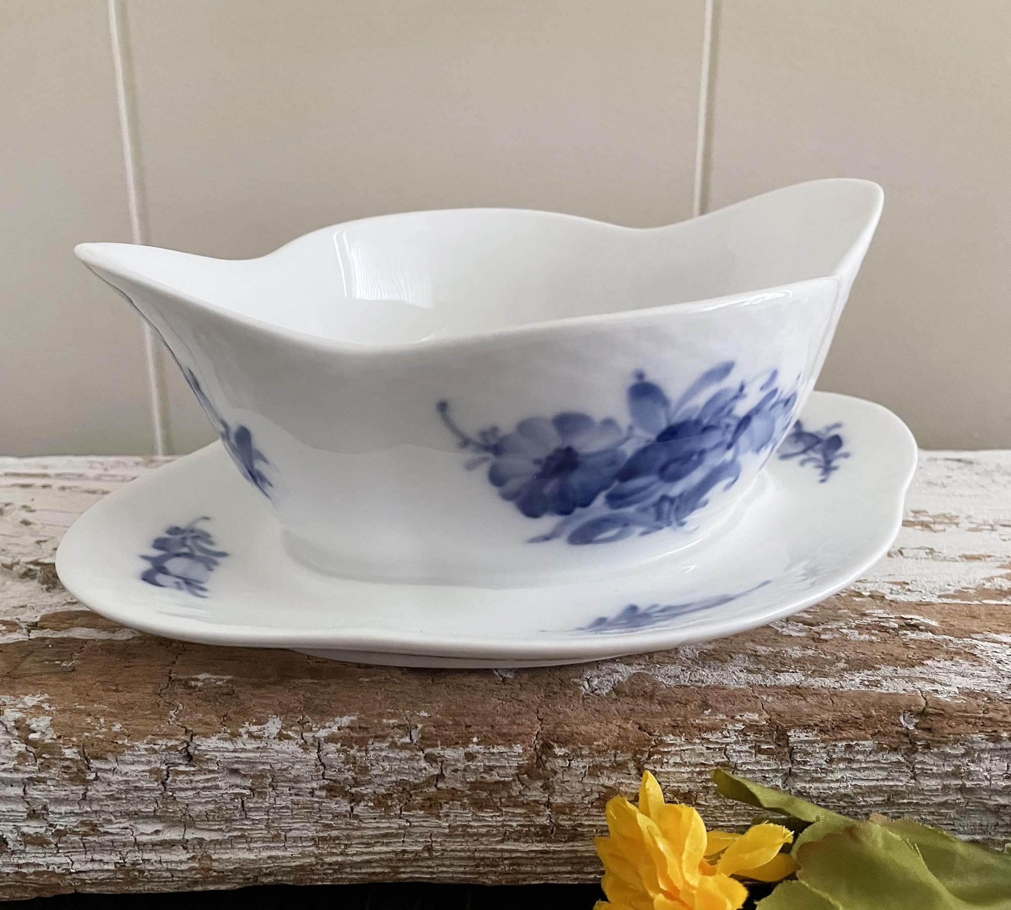 Antikkram - Blue Flower Plain Danish porcelain. Large sauce boat on fixed  stand from 1923-19