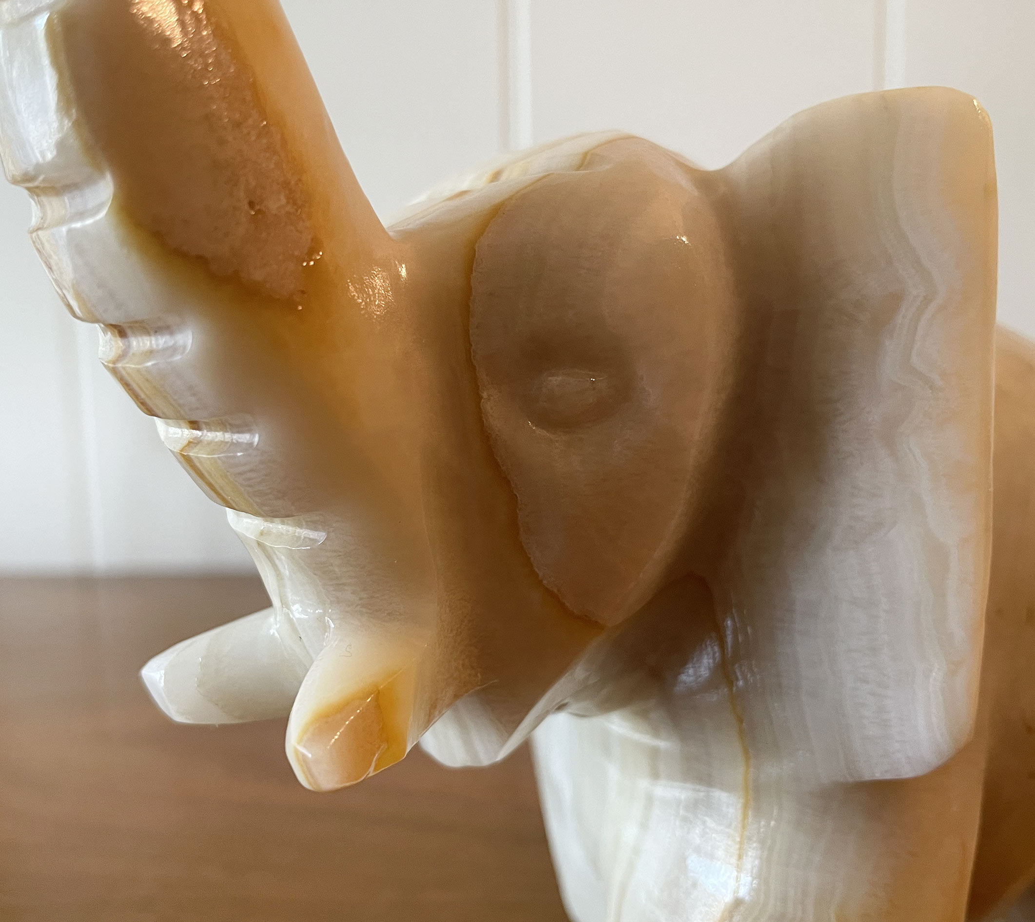 ベニオキナエビス Large Vintage Banded Onyx Elephant, Carved Polished Veined