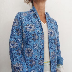 kimono jacket in cotton, blue-gray floral pattern